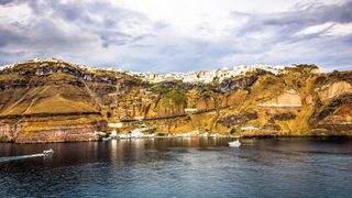 Fira on the caldera cliffs above the Old Port