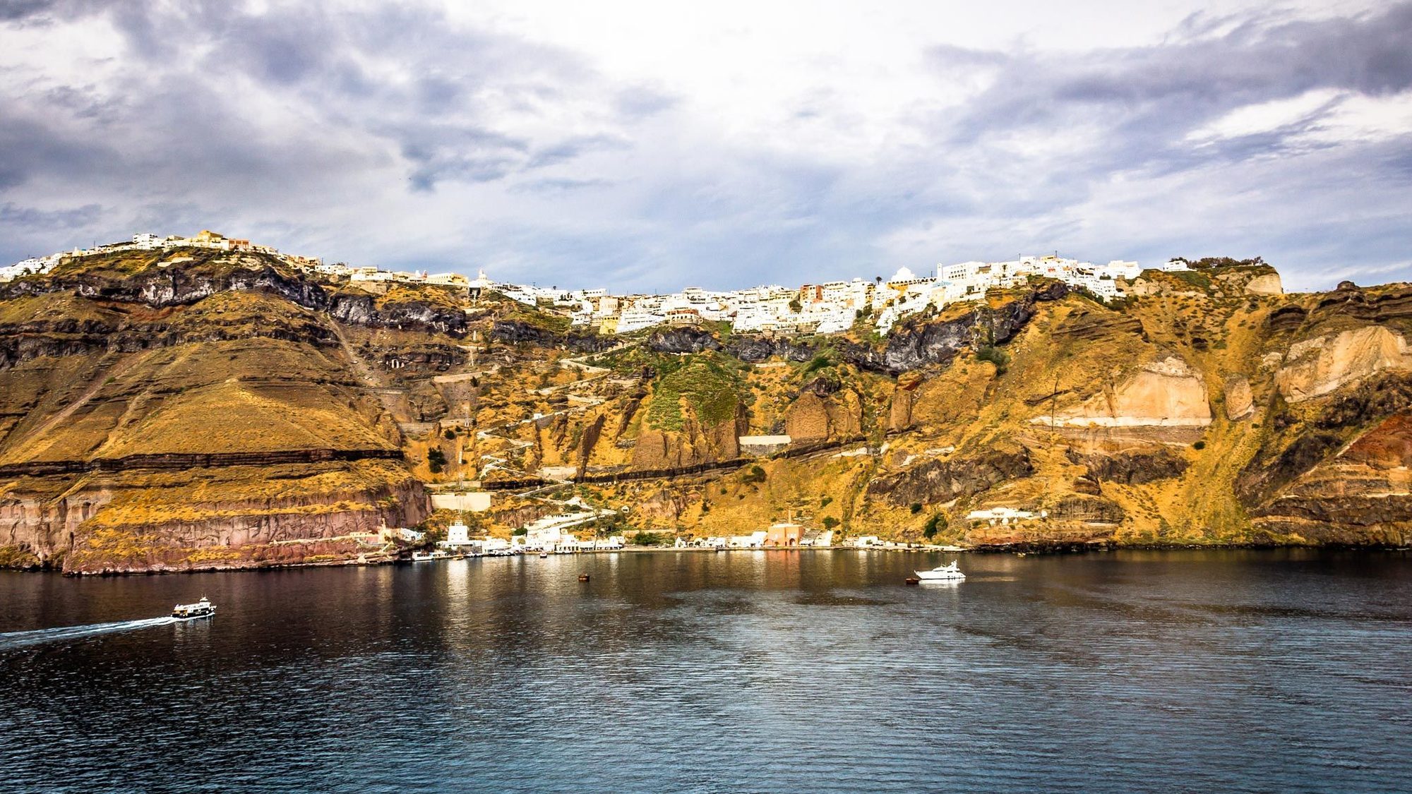 Fira on the caldera cliffs above the Old Port
