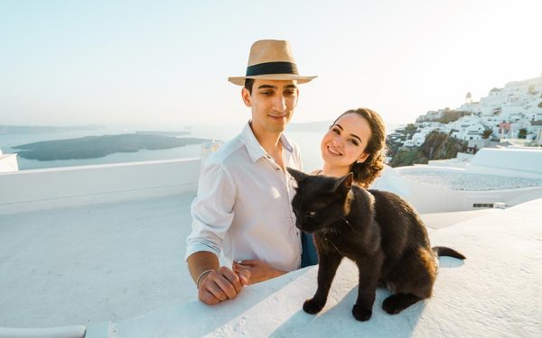 Cat and couple in Imerovigli village