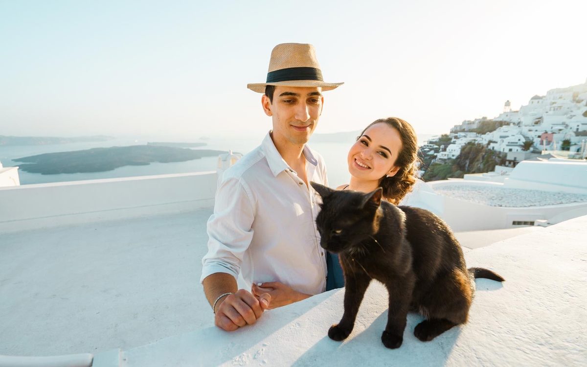 Cat and couple in Imerovigli village
