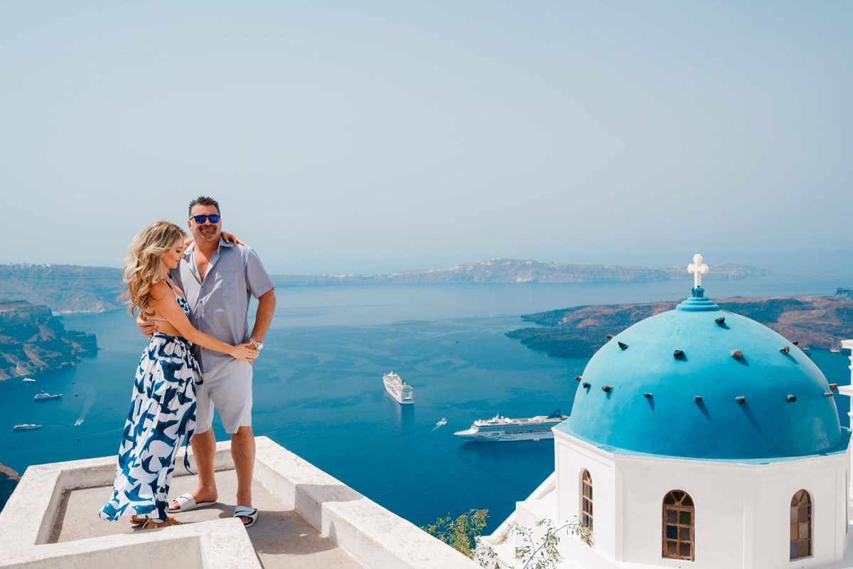 Couple in Imerovigli during the photo tour